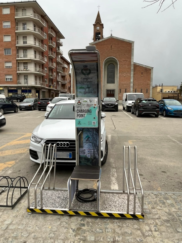 Stazione di ricarica per biciclette elettriche | Castagnole delle Lanze (piazza San Bartolomeo)