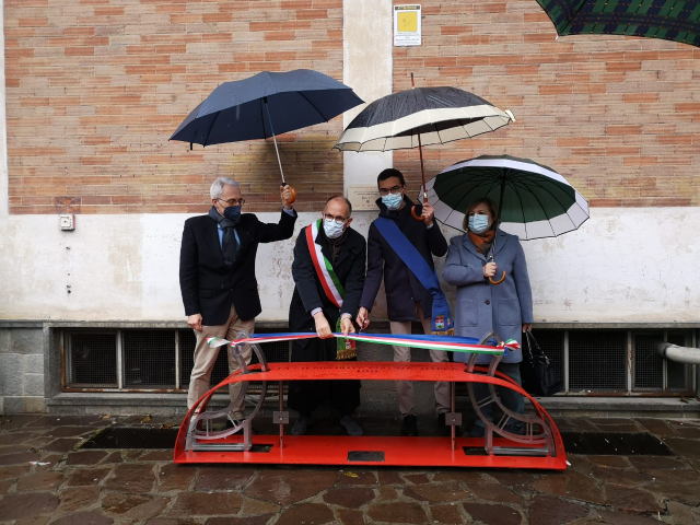 Inaugurata la panchina rossa dell'Artom di Asti con il presidente Lanfranco