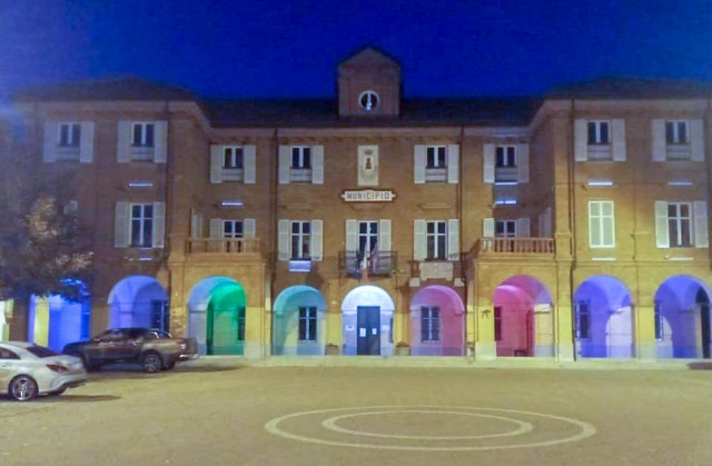Castelnuovo Belbo: palazzo municipale incanta con nuovi giochi di luce