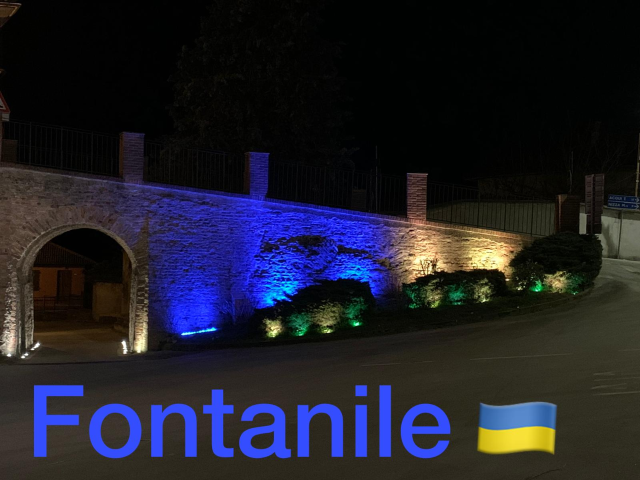 L'antico ponte levatoio di Fontanile si tinge dei colori dell'Ucraina