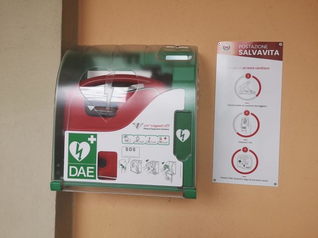 Defibrillatore | Moncalvo (piazza Carlo Alberto)
