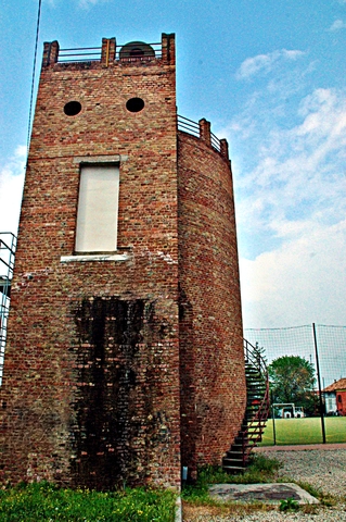 Torre_antico_castello_di_Agliano_Terme__2_
