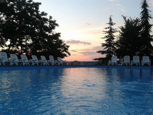 piscina_al_tramonto