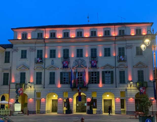 San Damiano d'Asti: il palazzo comunale si tinge di rosa per la prevenzione del tumore al seno