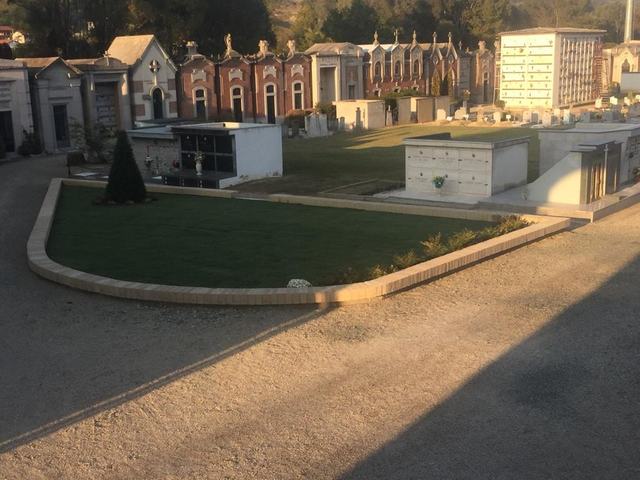 Conclusi i lavori al cimitero di Mombercelli: due eleganti aiuole accoglieranno i visitatori [FOTO]