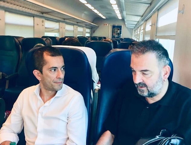 Sopralluogo a sorpresa dell’assessore Marco Gabusi sul treno dei pendolari che rientrano a Torino